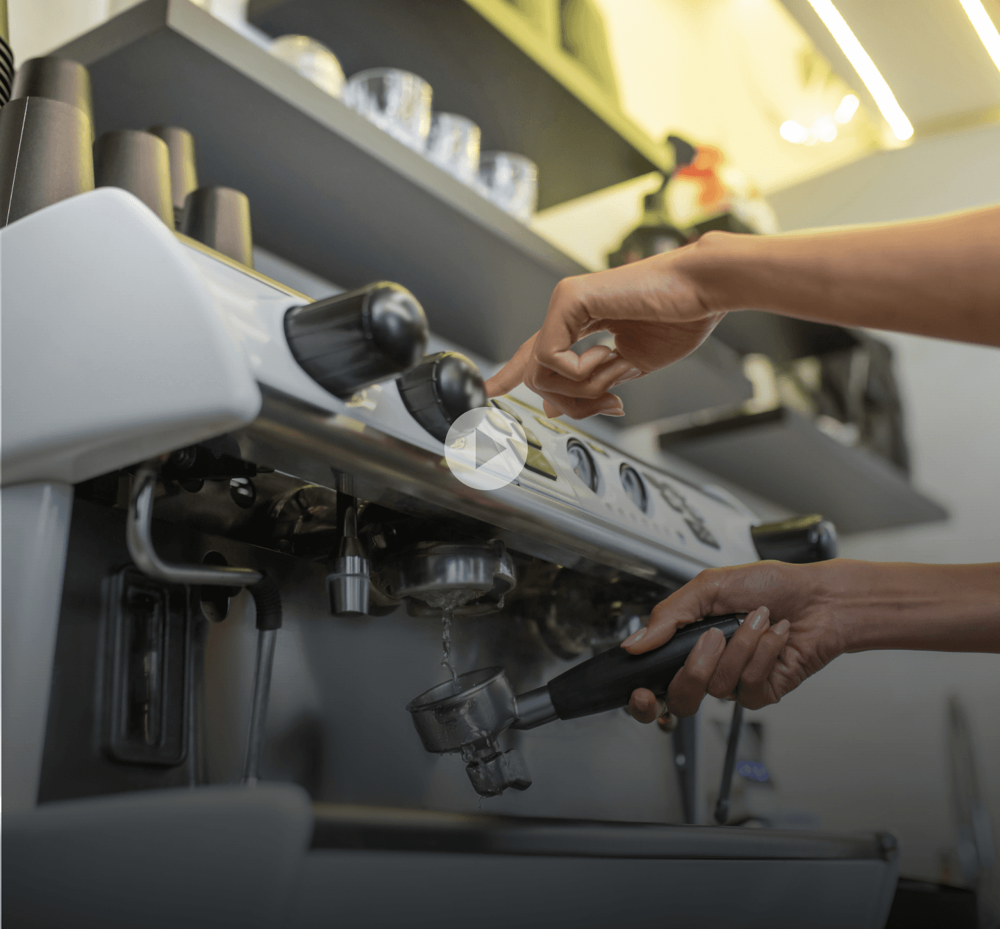 Barista preparando café de especialidad