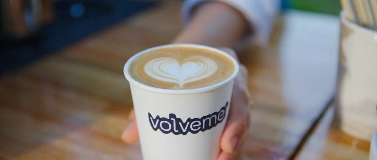 Barista preparando café